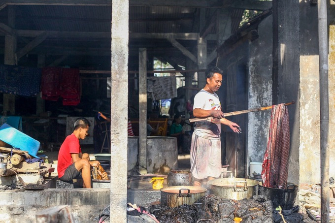 Đàn ông đảm nhận ít vai trò trong nghề làm batik bởi công việc đòi hỏi tính kiên nhẫn, tỉ mỉ phù hợp với nữ giới. Thông thường, họ chỉ đảm nhận quá trình nhuộm vải và tiếp thị sản phẩm.  Một tấm vải batik thường trải qua 12 công đoạn để hoàn thiện, với sự phối hợp của 3 – 4 nghệ nhân. Do quá trình phức tạp và mất nhiều thời gian, batik thủ công có giá cao hơn các loại vải công nghiệp sản xuất hàng loạt.