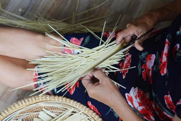 Có 10 công đoạn chính và 4 công đoạn phụ để làm ra chiếc nón. "Nhiều lúc phải chế tác những loại hoa văn đặc biệt theo yêu cầu của khách nên công đoạn thêu hoa văn là mất thời gian nhiều nhất", ông Lan nói. Có 10 công đoạn chính và 4 công đoạn phụ để làm ra chiếc nón. "Nhiều lúc phải chế tác những loại hoa văn đặc biệt theo yêu cầu của khách nên công đoạn thêu hoa văn là mất thời gian nhiều nhất", ông Lan nói.