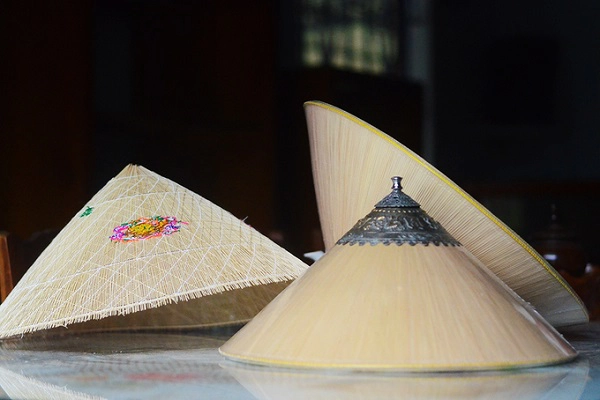 Các nghệ nhân thường thêu họa tiết như hoa, lá, chim công hay long, lân, quy, phụng, chim trĩ... Chóp nón thường để trần, trên đỉnh có chùm chỉ ngũ sắc. Những chiếc nón đặc biệt sẽ có chóp hình quả trám sắt nhọn, được làm từ đồng hoặc bạc với họa tiết chạm trổ công phu. Các nghệ nhân thường thêu họa tiết như hoa, lá, chim công hay long, lân, quy, phụng, chim trĩ... Chóp nón thường để trần, trên đỉnh có chùm chỉ ngũ sắc. Những chiếc nón đặc biệt sẽ có chóp hình quả trám sắt nhọn, được làm từ đồng hoặc bạc với họa tiết chạm trổ công phu.