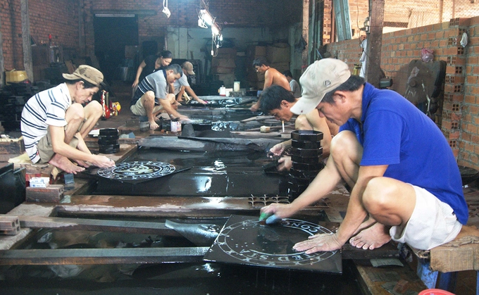 Từ giữa thế kỷ 18, nhiều thợ sơn mài từ vùng đất miền Trung trong quá trình di dân đã mang theo nghề vào đất Đồng Nai, Gia Định, trong đó có Tương Bình Hiệp, TP Thủ Dầu Một, tỉnh Bình Dương.