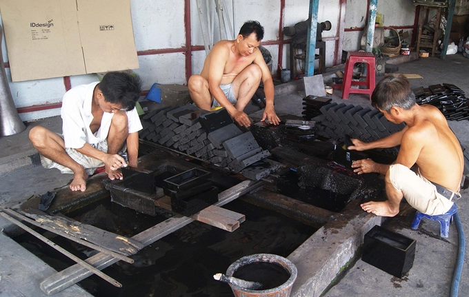 Theo thời gian, nơi này xuất hiện nhiều nghệ nhân tài hoa như: Thái Văn Ngôn, Ngô Từ Sâm, Trương Văn Cang, Trần Văn Nam và một số thầy giáo nổi tiếng như: Châu Văn Trí, Nguyễn Văn Yến, Nguyễn Văn Tuyền, góp phần trong việc thúc đẩy sự phát triển của làng nghề.  Nhiều cơ sở sơn mài mọc lên, sản phẩm cũng ngày càng trở nên phong phú đáp ứng thị hiếu thẩm mỹ, nhu cầu sử dụng của khách hàng. Tương Bình Hiệp đã trở thành một thương hiệu sơn mài nổi tiếng.  Trong hình là hồ nước để mài bóng sản phẩm sơn mài.