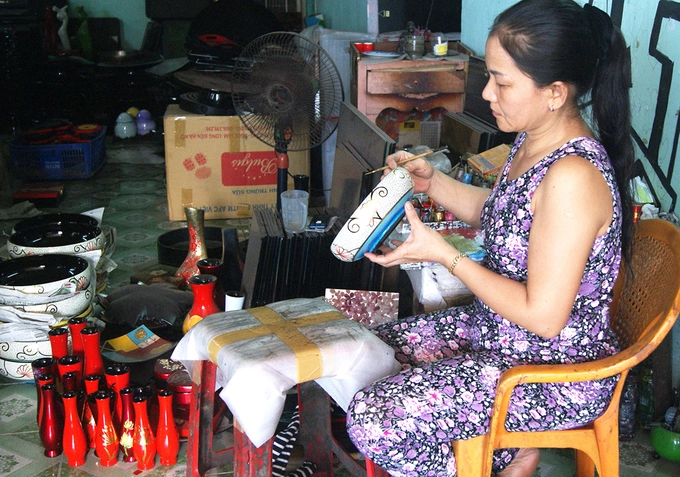 Sản phẩm sau khi hoàn thành sẽ được kiểm định chất lượng trước khi đưa ra thị trường. Hiện những sản phẩm sơn mài cẩn tre, nứa, vỏ cây… thay cho trai, ốc, vỏ trứng truyền thống của làng nghề đã định hình, được thị trường trong và ngoài nước chấp nhận, đặc biệt là những thị trường mỹ nghệ khó tính như: Mỹ, Pháp, Hà Lan.