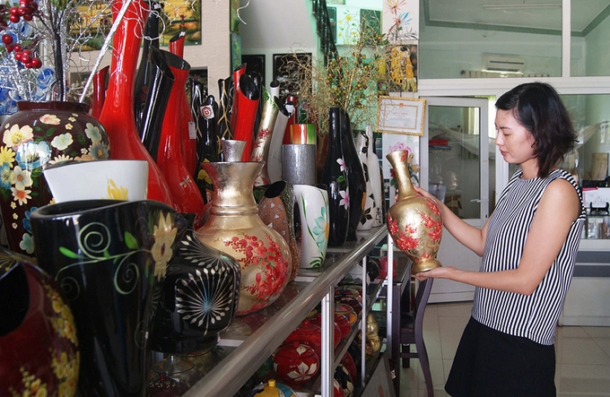 Sản phẩm sơn mài Tương Bình Hiệp được một số chuyên gia đánh giá có khả năng chịu được cả ở vùng khí hậu hàn đới châu Âu, không bị bong nứt hoặc biến dạng. Giá mỗi sản phẩm tại đây dao động từ vài trăm đến cả chục triệu đồng, tuỳ mẫu mã.