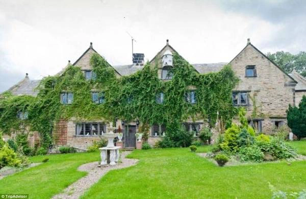 Hag Hill Hall, Chesterfield, Derbyshire, Anh: Ngôi nhà cổ này được xây dựng từ thế kỷ 17, có hai phòng khách lớn, một sảnh ăn và 8 phòng ngủ (đủ chỗ cho 18 người).