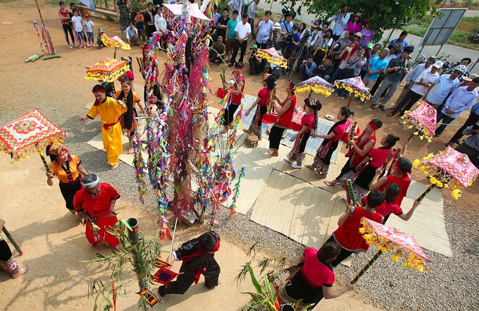 Khi hành lễ, ông mo dẫn đầu, theo sau là những phụ nữ cầm ô cất điệu hát và múa bên cây boọc mạy.