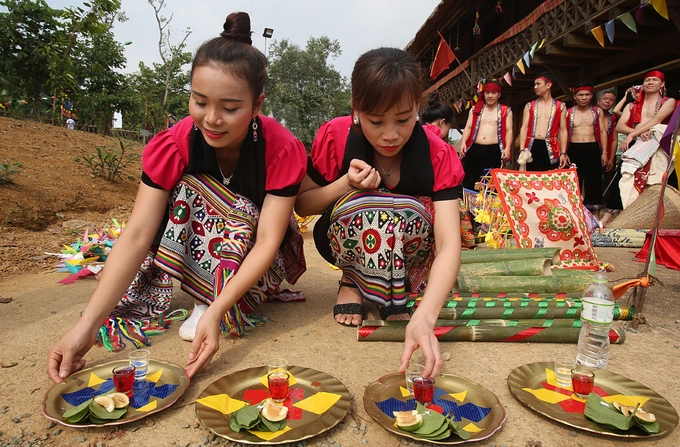 Người dân trong bản đến dự sẽ chung tay sắp lễ.