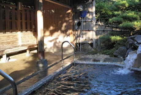 Phần lớn Onsen sẽ được phân thành hai khu vực: nam - nữ riêng biệt. Ảnh: Japan Times. Phần lớn Onsen sẽ được phân thành hai khu vực: nam - nữ riêng biệt. Ảnh: Japan Times.