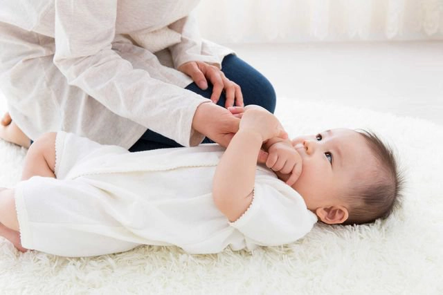 nghiến răng ở trẻ mới biết đi