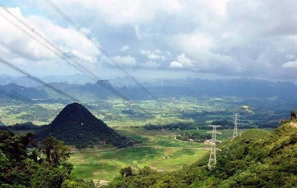 Từ đèo Đá Trắng có thể phóng tầm mắt ngắm nhìn vẻ đẹp của Mai Châu ở trên cao.