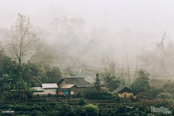 Bản làng của người Hà Nhì chìm trong sương mù và mây trời.