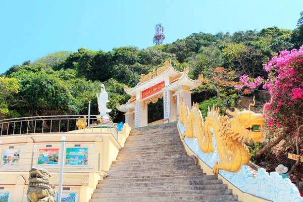 Phú Quý là một hòn đảo thuộc tỉnh Bình Thuận, cách thành phố Phan Thiết 120km về hướng đông nam. Nơi đây đang thu hút du khách nhờ cảnh quan thiên nhiên hoang sơ tuyệt đẹp cùng nhiều điểm đến hấp dẫn, trong số đó không thể không nhắc đến ngôi chùa cổ Linh Sơn hơn 100 tuổi nằm trên đỉnh núi Cao Cát, ở độ cao 106m so với mực nước biển Phú Quý là một hòn đảo thuộc tỉnh Bình Thuận, cách thành phố Phan Thiết 120km về hướng đông nam. Nơi đây đang thu hút du khách nhờ cảnh quan thiên nhiên hoang sơ tuyệt đẹp cùng nhiều điểm đến hấp dẫn, trong số đó không thể không nhắc đến ngôi chùa cổ Linh Sơn hơn 100 tuổi nằm trên đỉnh núi Cao Cát, ở độ cao 106m so với mực nước biển