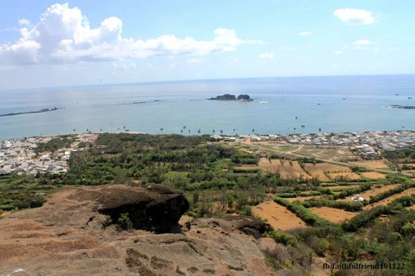 Chiều muộn, đây là nơi cực kỳ lý tưởng để ngắm hoàng hôn. Bạn sẽ thấy cảnh tượng vừa kỳ vĩ vừa thơ mộng khi mặt trời từ từ khuất sau đường chân trời, đoàn thuyền thả neo im lìm bên kè đá. Xa xa là hòn Tranh, hòn Trứng, hòn Trào, hòn Ðen... bắt đầu chìm dần vào bóng tối Chiều muộn, đây là nơi cực kỳ lý tưởng để ngắm hoàng hôn. Bạn sẽ thấy cảnh tượng vừa kỳ vĩ vừa thơ mộng khi mặt trời từ từ khuất sau đường chân trời, đoàn thuyền thả neo im lìm bên kè đá. Xa xa là hòn Tranh, hòn Trứng, hòn Trào, hòn Ðen... bắt đầu chìm dần vào bóng tối