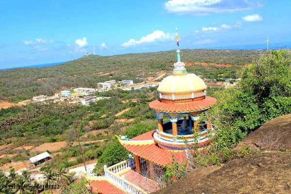 Không chỉ là địa điểm hành hương, chùa Linh Sơn còn mang đến cho bạn một chuyến du ngoạn kỳ thú, một cơ hội chiêm ngưỡng khung cảnh thiên nhiên đặc sắc. Được ngắm sóng biển mênh mông, núi non hùng vĩ, cảm nhận sự yên ả của chốn thanh tịnh, chắc hẳn tinh thần của bạn sẽ trở nên thư thả, sảng khoái sau chuyến đi Không chỉ là địa điểm hành hương, chùa Linh Sơn còn mang đến cho bạn một chuyến du ngoạn kỳ thú, một cơ hội chiêm ngưỡng khung cảnh thiên nhiên đặc sắc. Được ngắm sóng biển mênh mông, núi non hùng vĩ, cảm nhận sự yên ả của chốn thanh tịnh, chắc hẳn tinh thần của bạn sẽ trở nên thư thả, sảng khoái sau chuyến đi