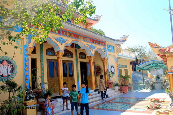 Ở đây không có sư trụ trì mà các phật tử phân công nhau thực hiện các nghi thức cúng lễ và đón tiếp rất nhiều lượt du khách đến tham quan, vãn cảnh với sự thân thiện, cởi mở Ở đây không có sư trụ trì mà các phật tử phân công nhau thực hiện các nghi thức cúng lễ và đón tiếp rất nhiều lượt du khách đến tham quan, vãn cảnh với sự thân thiện, cởi mở