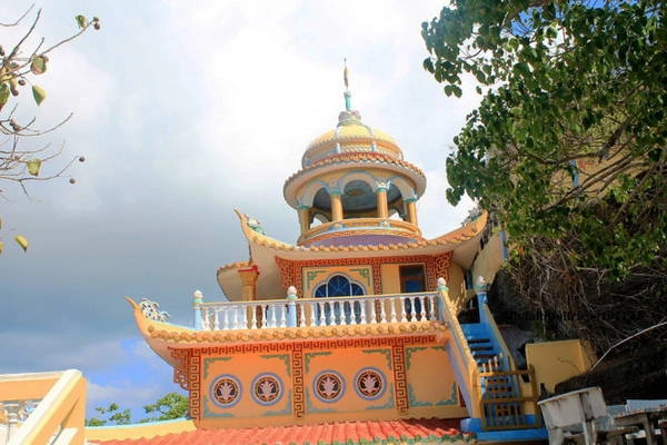 Núi Cao Cát ở phía bắc đảo Phú Quý, là một trong hai ngọn núi cao nhất đảo và được người dân ở đây xem như ngọn núi thiêng. Từ xã Long Hải, du khách dễ dàng đến được chân núi rồi đi bộ theo các bậc thang bằng đá để lên chùa Linh Sơn Núi Cao Cát ở phía bắc đảo Phú Quý, là một trong hai ngọn núi cao nhất đảo và được người dân ở đây xem như ngọn núi thiêng. Từ xã Long Hải, du khách dễ dàng đến được chân núi rồi đi bộ theo các bậc thang bằng đá để lên chùa Linh Sơn