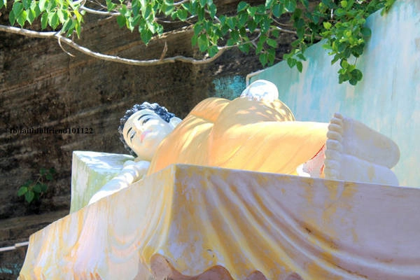 Chùa Linh Sơn khá khang trang bề thế với nhiều hạng mục kiến trúc độc đáo, hài hòa với vẻ đẹp thiên nhiên. Ngôi chùa này đóng một vai trò rất quan trọng trong đời sống tâm linh của người dân trên đảo Phú Quý, là điểm tựa tinh thần để ngư dân đến cúng bái trước khi ra khơi Chùa Linh Sơn khá khang trang bề thế với nhiều hạng mục kiến trúc độc đáo, hài hòa với vẻ đẹp thiên nhiên. Ngôi chùa này đóng một vai trò rất quan trọng trong đời sống tâm linh của người dân trên đảo Phú Quý, là điểm tựa tinh thần để ngư dân đến cúng bái trước khi ra khơi