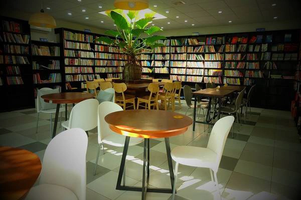 Nằm trên con phố yên tĩnh trên đường Thi Sách, Ngọc Tước Book Café là nơi thích hợp nhất để bạn thư giãn và chìm đắm trong không gian sách, sau khi đi thỏa thích tắm biển Vũng Tàu. Nằm trên con phố yên tĩnh trên đường Thi Sách, Ngọc Tước Book Café là nơi thích hợp nhất để bạn thư giãn và chìm đắm trong không gian sách, sau khi đi thỏa thích tắm biển Vũng Tàu.