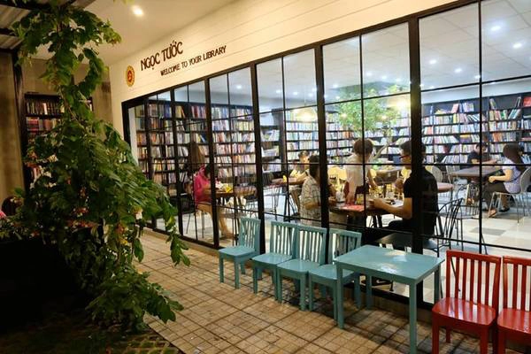 Ngọc Tước Book Café chính là nơi mà người ta thường tìm đến đơn giản là để trải lòng mình, hưởng thụ những giây phút thư giãn, rũ bỏ những gánh nặng, mỏi mệt của công việc và chìm đắm trong thế giới sách. Ngọc Tước Book Café chính là nơi mà người ta thường tìm đến đơn giản là để trải lòng mình, hưởng thụ những giây phút thư giãn, rũ bỏ những gánh nặng, mỏi mệt của công việc và chìm đắm trong thế giới sách.