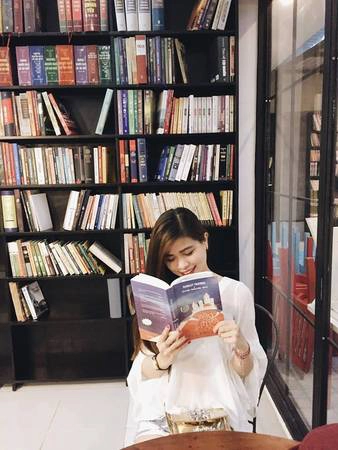 Với những ai mê sách và “ghiền” cà phê thì đến Ngọc Tước Book Café là một lựa chọn lý tưởng. Bên cạnh đó, với những bạn muốn tìm cảm giác thư thái, khoan khoái trong không gian hiện đại, trẻ trung, hấp dẫn thì đây quả là sự lựa chọn thú vị. Với những ai mê sách và “ghiền” cà phê thì đến Ngọc Tước Book Café là một lựa chọn lý tưởng. Bên cạnh đó, với những bạn muốn tìm cảm giác thư thái, khoan khoái trong không gian hiện đại, trẻ trung, hấp dẫn thì đây quả là sự lựa chọn thú vị.