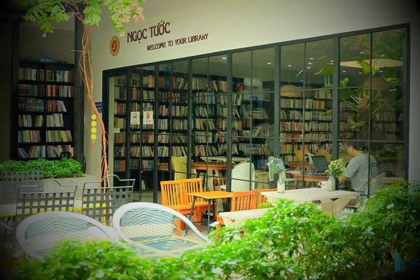 Lối trang trí ở Ngọc Tước Book Café rất dễ khiến người ta cảm thấy thoải mái và thích thú, vì đặt chân đến đây một lần khách sẽ nhìn thấy sự tinh tế, đơn giản nhiều hơn là cách bài trí ôm đồm, cầu kỳ mà chẳng hề có phong cách.