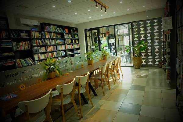 Quán khá rộng và chỗ ngồi cũng rất phong phú, thế nên tin chắc là nếu muốn khám phá hết không gian ở đây, bạn sẽ phải quay lại đến mấy lần. Quán khá rộng và chỗ ngồi cũng rất phong phú, thế nên tin chắc là nếu muốn khám phá hết không gian ở đây, bạn sẽ phải quay lại đến mấy lần.