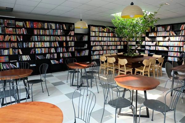 Cà phê sách là một loại hình không mới, nhưng với lượng sách cực phong phú cùng lối trang trí ấn tượng, Ngọc Tước Book Café ở Vũng Tàu vẫn hấp dẫn được nhiều người. Cà phê sách là một loại hình không mới, nhưng với lượng sách cực phong phú cùng lối trang trí ấn tượng, Ngọc Tước Book Café ở Vũng Tàu vẫn hấp dẫn được nhiều người.