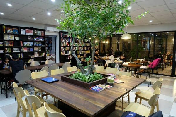 Không rộng nhưng từng chi tiết nhỏ nhất ở Ngọc Tước Book Café lại rất tinh tế và được chăm chút cẩn thận. Không rộng nhưng từng chi tiết nhỏ nhất ở Ngọc Tước Book Café lại rất tinh tế và được chăm chút cẩn thận.