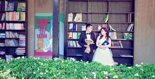 Nhiều cặp đôi cũng chọn không gian quán làm địa điểm chụp hình cưới. Nhiều cặp đôi cũng chọn không gian quán làm địa điểm chụp hình cưới.
