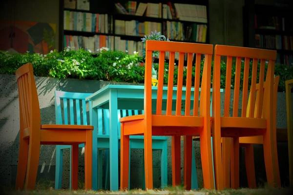 Những bộ bàn ghế nhiều màu sắc khiến cho nơi đây tràn ngập không khí trẻ trung và đầy sức sống. ngoc-tuoc-book-cafe-ivivu-13