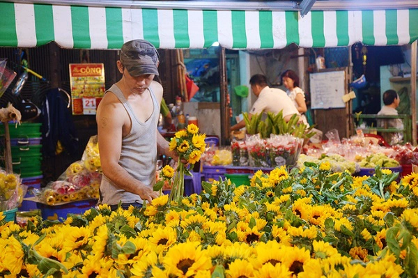 Khu chợ hơn 30 năm nép mình trong những con hẻm nhỏ bao quanh chung cư Lê Hồng Phong, quận 10. Đây là nơi cung cấp sỉ lẻ các loại hoa lớn nhất ở thành phố. Điều khiến nơi này hấp dẫn nhiều du khách là chợ "không bao giờ ngủ". Khu chợ hơn 30 năm nép mình trong những con hẻm nhỏ bao quanh chung cư Lê Hồng Phong, quận 10. Đây là nơi cung cấp sỉ lẻ các loại hoa lớn nhất ở thành phố. Điều khiến nơi này hấp dẫn nhiều du khách là chợ "không bao giờ ngủ".
