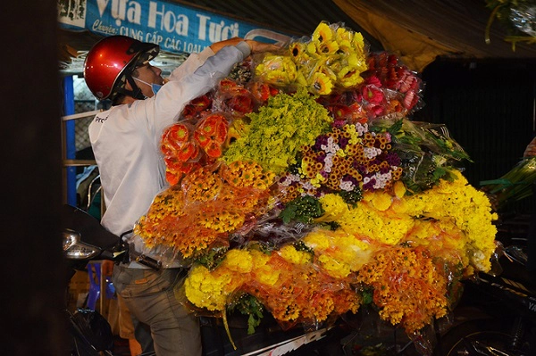 Thương lái có thể đặt mua trước hoặc đến chọn trực tiếp, thường là với mối quen để đỡ mất thời gian và chủ sạp cũng biết số lượng để lấy hoa từ các vựa mỗi ngày. Nếu muốn tham quan chợ, du khách có thể ghé từ 0h đến 3h sáng, thời điểm chợ nhộn nhịp nhất. Sau khoảng thời gian này, nhiều người lao động sẽ chợp mắt để chuẩn bị cho buổi sớm hôm sau. Thương lái có thể đặt mua trước hoặc đến chọn trực tiếp, thường là với mối quen để đỡ mất thời gian và chủ sạp cũng biết số lượng để lấy hoa từ các vựa mỗi ngày. Nếu muốn tham quan chợ, du khách có thể ghé từ 0h đến 3h sáng, thời điểm chợ nhộn nhịp nhất. Sau khoảng thời gian này, nhiều người lao động sẽ chợp mắt để chuẩn bị cho buổi sớm hôm sau.
