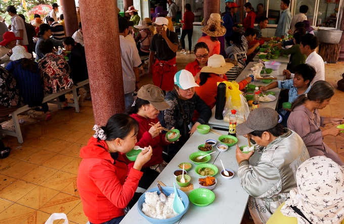 Khách hành hương đến chùa, miếu Bà rất đông vào tháng Giêng và lễ vía Bà, ngày 5 và 6/5 Âm lịch. Người tới đây đều được phục vụ cơm chay miễn phí. "Nhà tôi hầu như năm nào cũng đến viếng chùa vào dịp Tết, mong làm ăn suôn sẻ, gia đình hạnh phúc. Chùa nằm trên núi nên phong cảnh hữu tình, không gian thoáng đãng", anh Minh Sơn (TP HCM) chia sẻ.