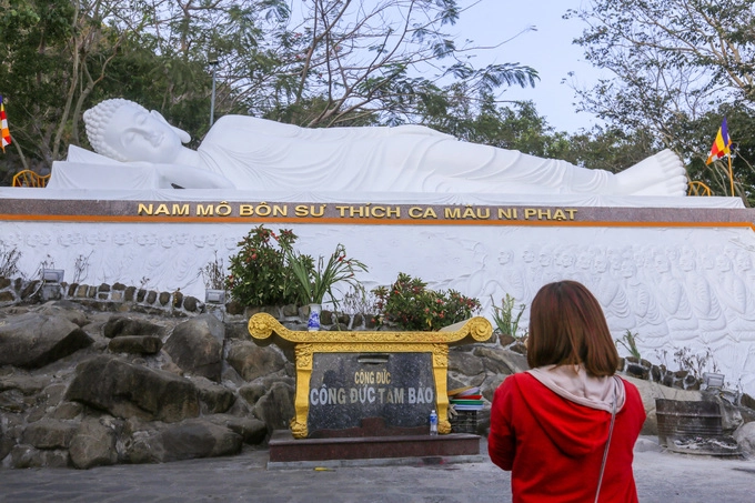 Rải rách quanh vách núi là chùa Trung, chùa Phật và chùa Hang. Đó là những nơi tu học cho tăng ni, Phật tử và đón tiếp khách chiêm bái hàng năm.