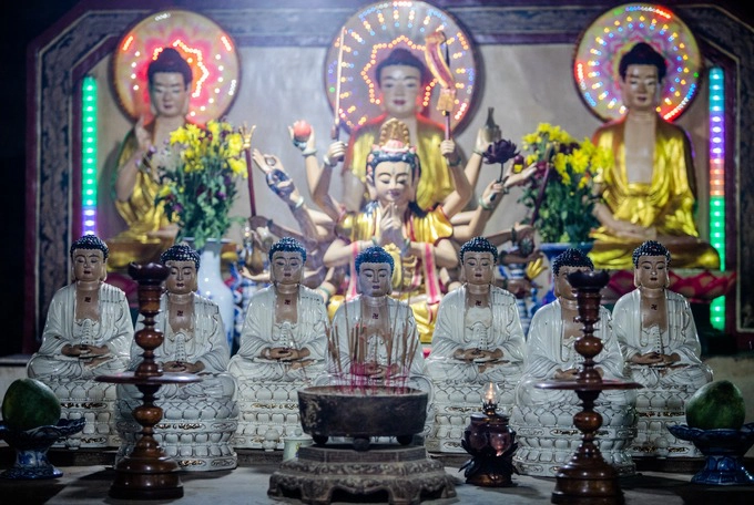 Chính giữa hang đặt bàn thờ Tam thế Phật là Phật A-di-đà, Phật tổ Như Lai và Phật Di Lặc. Theo Đại Nam nhất thống chí, khởi đầu chùa Hang là ngôi đền của người Chămpa thờ các vị thần Bà La Môn. Sau này, khi người Việt đến khai phá vùng đất Lý Sơn vào đầu thế kỷ XVII, chùa trở thành nơi tu tiên và thờ Phật.