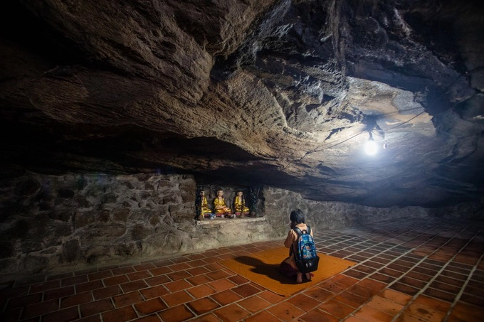 Người dân địa phương cho biết, chùa Hang vốn là ngôi chùa linh thiêng, nên hàng năm vào các ngày rằm, Tết Nguyên Đán, lễ Vu Lan, Phật Đản, ngày giỗ các vị tiền hiền, khách thập phương đều đổ về đây để hành lễ, chiêm bái và cầu nguyện bình an.