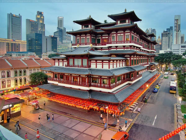 Chùa Phật Nha nằm ở khu Chinatown sầm uất. Ảnh: Broketourist. Chùa Phật Nha nằm ở khu Chinatown sầm uất. Ảnh: Broketourist.