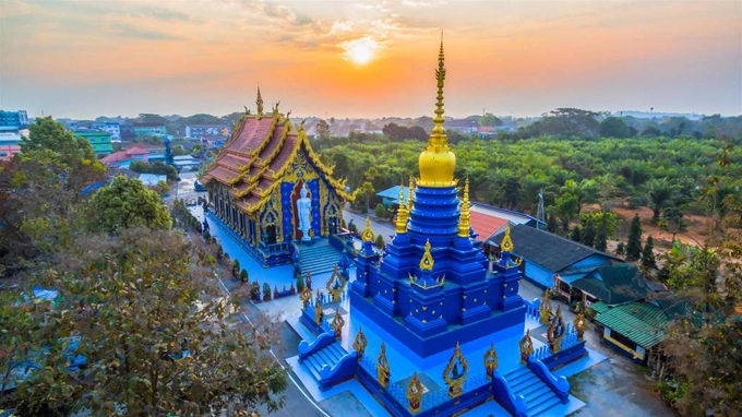 Tỉnh Chiang Rai (Thái Lan) là nơi sở hữu những ngôi chùa độc đáo với thiết kế không theo phong cách của các công trình tôn giáo quen thuộc. Nằm cách trung tâm Chiang Rai 3 km, ngôi chùa Wat Rong Seua Ten mới được hoàn thành vào năm 2016 đã trở thành điểm thu hút khách du lịch ở Thái Lan và quốc tế. Ảnh: Bangkok Air Blog.