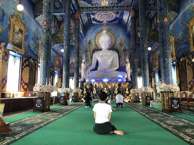 Nhìn bên ngoài, chùa Wat Rong Seua Ten có vẻ nhỏ bé nhưng không gian nội thất thoáng rộng nhờ trần nhà cao và hệ thống cửa dọc hai bên. Hành lang hai bên với các hàng cột uy nghi nối thông từ mặt tiền ra sau chùa. Nhờ vậy, khi bước chân vào bên trong, bạn cảm thấy mát mẻ hơn hẳn dù bên ngoài trời đang nắng nóng.