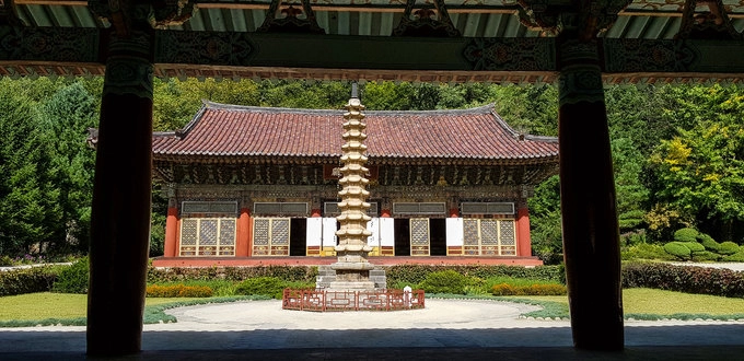 Chùa Pohyon (Phổ Hiền) ở huyện Hyangsan (tỉnh North Pyongan) là trung tâm Phật giáo lớn bậc nhất Triều Tiên. Phía trước chánh điện là bảo tháp Sokka cao 13 tầng. Đây là bảo vật quốc gia của Triều Tiên, mang số hiệu 114.