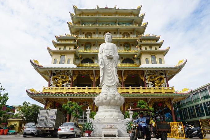 Sau khi nhận nhà và đất, trụ trì giữ nguyên hiện trạng, chỉ làm thêm phía trước cho giống chùa và đặt tên là Vạn Đức. Trải qua nhiều lần sửa chữa, năm 2004, nhà chùa bắt đầu đại trùng tu chánh điện cùng nhà Tổ.  Sau hai năm, khu chánh điện hoàn thành, có chiều cao từ nóc xuống là 43,5 m và được Trung tâm sách kỷ lục Việt Nam xác lập là ngôi chùa "Có chánh điện cao nhất Việt Nam".  Chánh điện dù cao nhưng chỉ có hai tầng, tầng trệt là giảng đường còn phía trên là nội điện, nơi diễn ra các hoạt động Phật pháp chính của chùa.