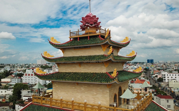 Chánh điện chùa có kết cấu như một ngôi tháp cao lớn với chín tầng, trên đỉnh là đài hoa sen, loài hoa gắn liền với Phật giáo. Phần mái lợp ngói lưu ly màu xanh, trên các đầu đao có gắn hoa văn hình bông sen cách điệu.