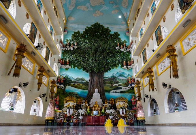 Khu nội điện thờ Phật với không gian rộng rãi, phía trên trần cao hơn gần 40 m. Nơi đây tôn trí tượng Phật Thích Ca và Tam thế Phật. Đặc biệt, trung tâm nội điện là bức phù điêu nổi hình cây bồ đề và phong cảnh sông Ni Liên Thiền. Trung tâm sách kỷ lục Việt Nam đã xác lập "Bức phù điêu cây bồ đề đắp nổi lớn nhất nước".