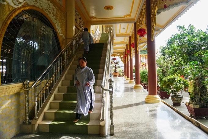 Tất cả cửa và cầu thang, hành lang... đều làm bằng thép trắng, xi măng, đá granite...với kiến trúc tinh xảo vừa mang tính truyền thống nhưng lại tân kỳ.