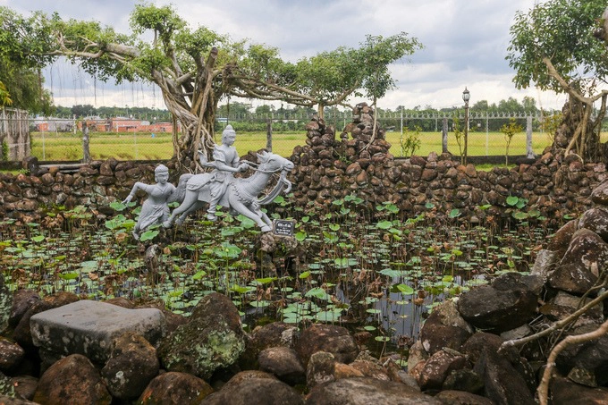 Những viên đá, hồ nước, hoa sen trong chùa tạo thành tiểu cảnh bờ sông Anoma, nơi Đức Phật cắt tóc tu hành.