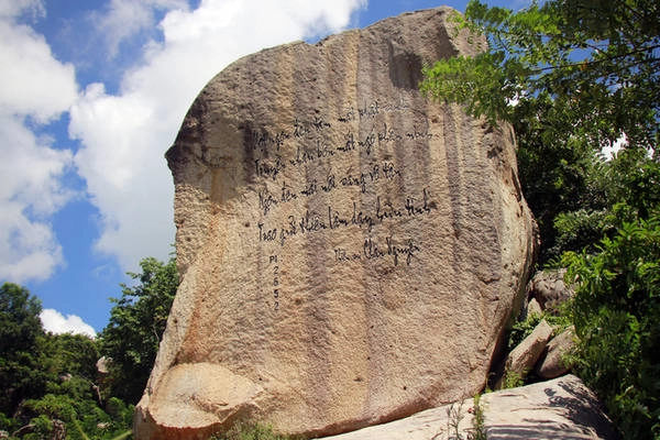 Thơ của thiền sư Chân Nguyên khắc trên khối đá hình voi. Thiền sư Chân Nguyên (1647 - 1726) có pháp danh là Tuệ Đăng. Ông là người có công khôi phục lại thiền phái Trúc Lâm đời Trần tại miền Bắc.