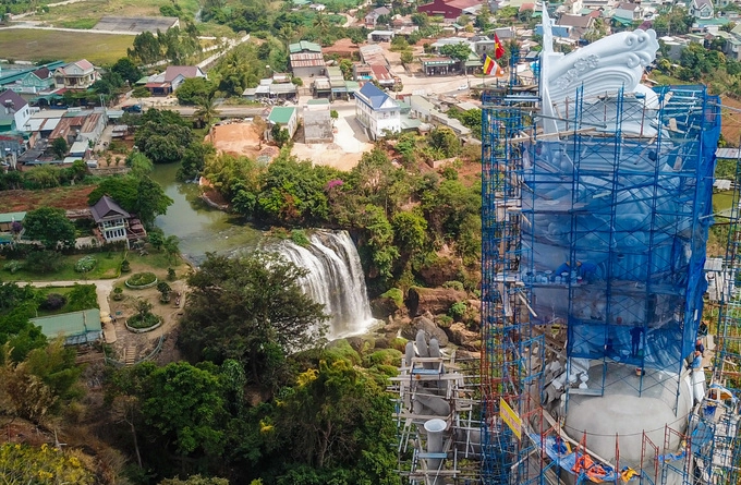 Chùa Linh Ẩn bình yên giữa núi đồi, trước mặt có thác Voi ào ào tuôn chảy quanh năm nên không khí ở đây luôn mát mẻ, yên tĩnh.  Thác Voi là một trong những thác nước đẹp của Tây Nguyên. Thác nằm trên dòng suối Cam Ly, cao hơn 30 m, rộng chừng 15 m. Du khách thường kết hợp thăm thác, các hang động dưới thác nước và chùa trong hành trình du lịch ở ngoại thành Đà Lạt.