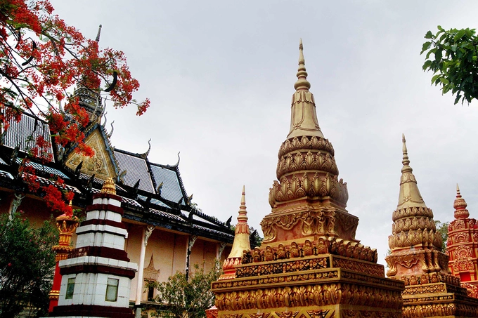 Chùa Xiêm Cán là công trình kiến trúc độc đáo của người Khmer. Nơi đây cũng là điểm du lịch tâm linh nổi tiếng không chỉ của Bạc Liêu mà của cả đồng bằng sông Cửu Long. Chùa Xiêm Cán là công trình kiến trúc độc đáo của người Khmer. Nơi đây cũng là điểm du lịch tâm linh nổi tiếng không chỉ của Bạc Liêu mà của cả đồng bằng sông Cửu Long.