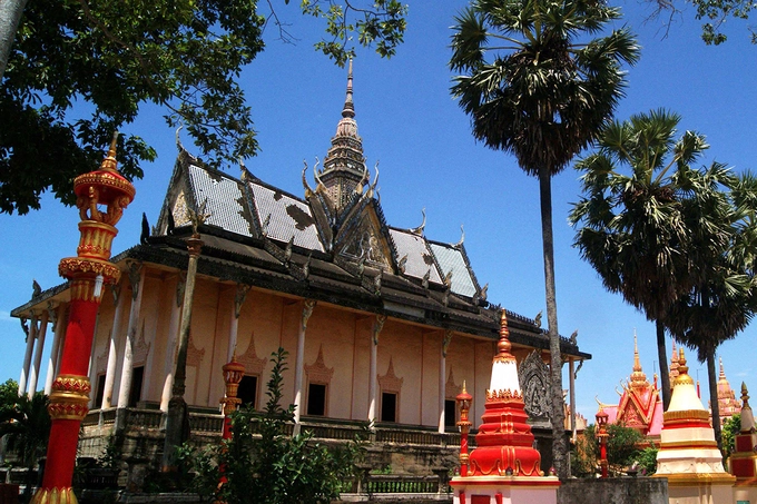 Giữa khuôn viên chùa, gian chính điện nổi bật lên vẻ đẹp trang nghiêm. Được xây trên nền gạch cao 1,5m với ba bậc cấp cùng một hành lang bao quanh, chánh điện có góc mái được đắp khúc đuôi rắn dài, uốn cong mềm mại. Giữa khuôn viên chùa, gian chính điện nổi bật lên vẻ đẹp trang nghiêm. Được xây trên nền gạch cao 1,5m với ba bậc cấp cùng một hành lang bao quanh, chánh điện có góc mái được đắp khúc đuôi rắn dài, uốn cong mềm mại.