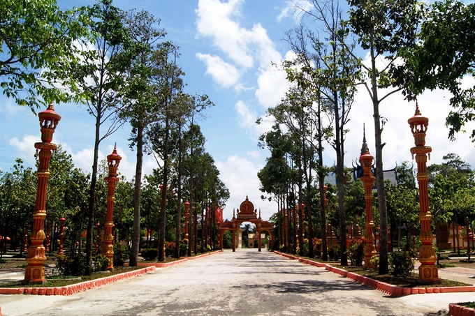 Ấn tượng đầu tiên với du khách khi tới chùa là cổng được mô phỏng kiến trúc Angkor, phía trên có tượng rắn nhiều đầu, hình ảnh những thiếu nữ nhảy múa. Ngoài ra, bao quanh chùa là bức tường rào chạm nhiều hoa văn rực rỡ. Ấn tượng đầu tiên với du khách khi tới chùa là cổng được mô phỏng kiến trúc Angkor, phía trên có tượng rắn nhiều đầu, hình ảnh những thiếu nữ nhảy múa. Ngoài ra, bao quanh chùa là bức tường rào chạm nhiều hoa văn rực rỡ.