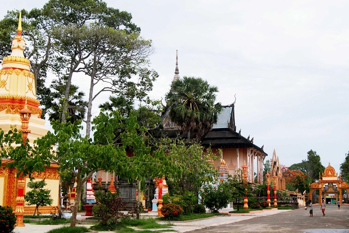 Khuôn viên chùa Xiêm Cán rất rộng với những cây sao, cây dầu cao vút, xếp thẳng hàng và tỏa bóng mát rượi. Du khách dễ dàng cảm nhận được không gian trang nghiêm và thanh bình của một ngôi chùa cổ hơn trăm năm. Khuôn viên chùa Xiêm Cán rất rộng với những cây sao, cây dầu cao vút, xếp thẳng hàng và tỏa bóng mát rượi. Du khách dễ dàng cảm nhận được không gian trang nghiêm và thanh bình của một ngôi chùa cổ hơn trăm năm.